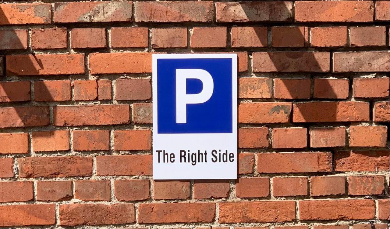 The Right Side Z Parkingiem I Ladowarka Ev * Szczecin
